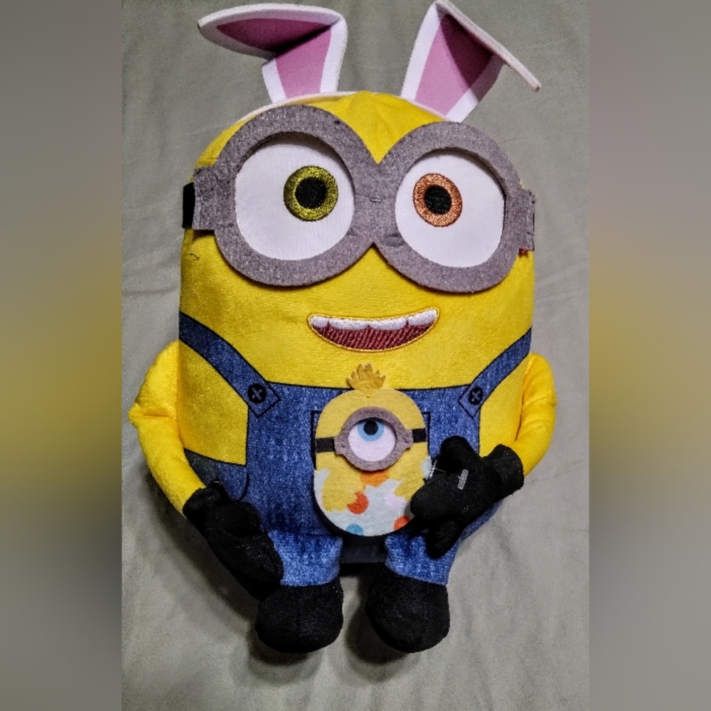 Despicable Me movie star Minion Dave (?) w/ bunny ears stuffed toy
